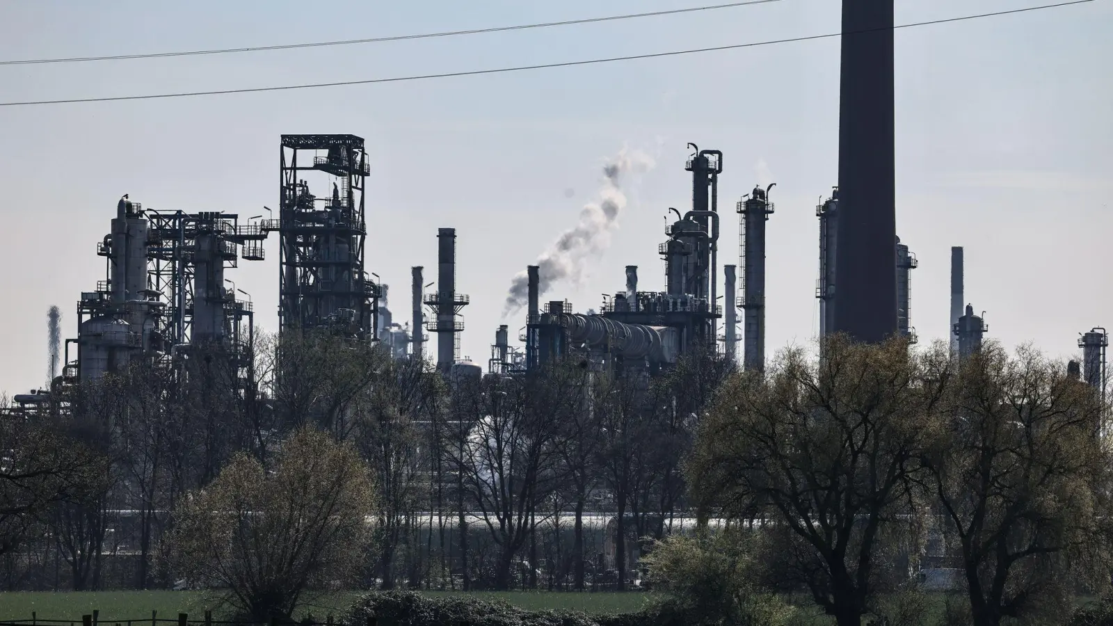 BP-Raffinerie: Der Konzern profitiert von hohen Ölpreisen, muss aber einen hochrangigen Abgang verkraften (Foto: Oliver Berg/dpa)