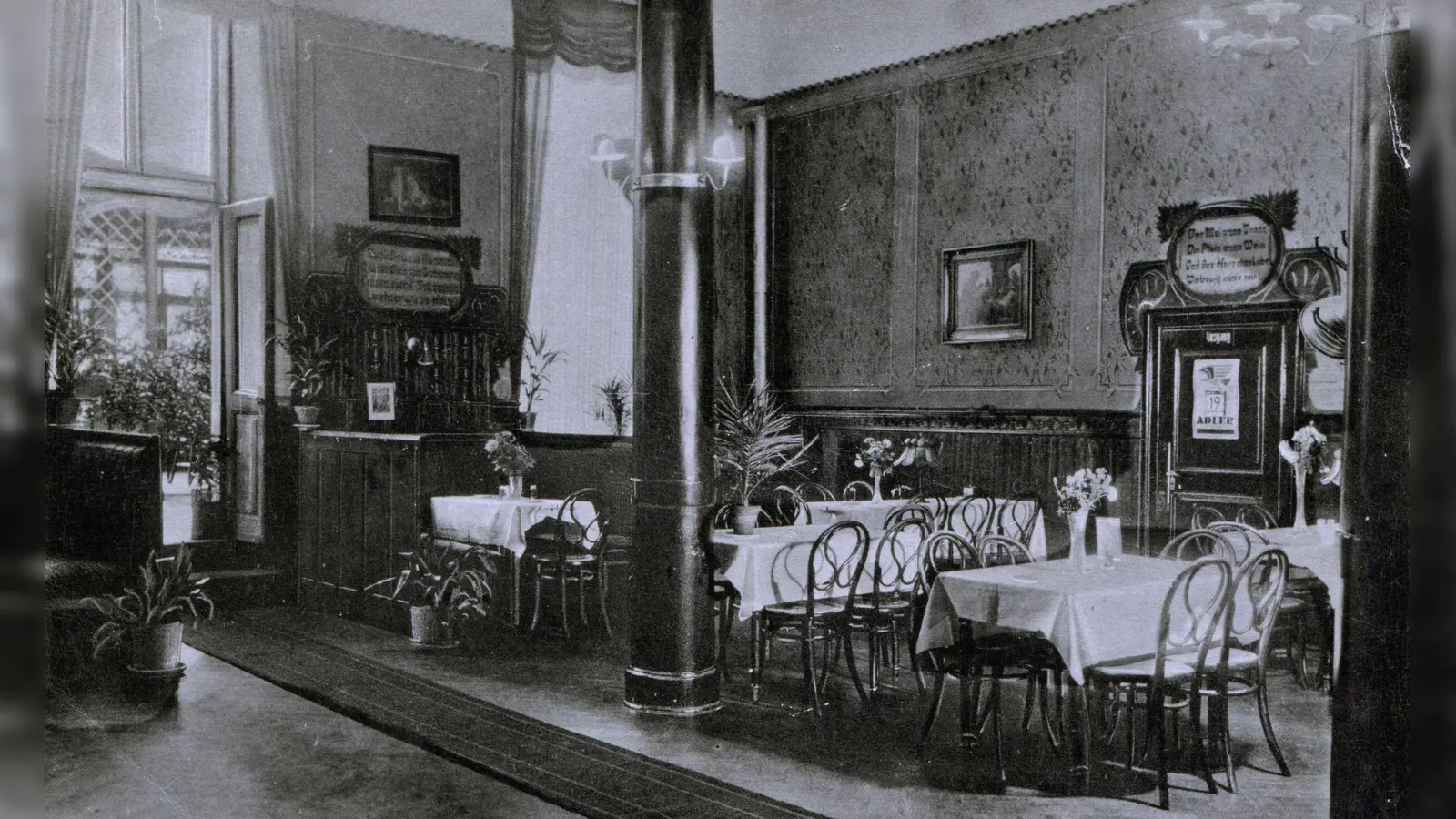 Ein Blick in Benkhers Weinhalle in der Büttenstraße 20 vor rund 100 Jahren: Hier wurde einst Pfirsich-Bowle ausgeschenkt und bei „erstklassigen Künstlerkonzerten” getanzt. (Repro: Sammlung Martin Schuster)