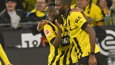 Anthony Modeste (r) und Youssoufa Moukoko könnten künftig beim BVB als Doppelspitze auflaufen. (Foto: Bernd Thissen/dpa)