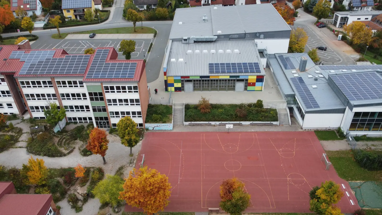 Hier, auf dem Sportplatz südlich des Musiksaals, soll es entstehen – das neue Grundschulgebäude des Schulverbands Dietenhofen-Rügland. Nach einigen Irritationen und erneuten Beratungen stellten sich die Gemeinderäte beider Kommunen einstimmig hinter das Projekt. (Foto: Yvonne Neckermann)