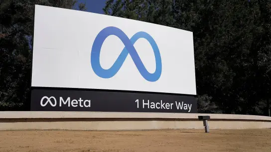 Das Logo von Meta an der Unternehmenszentrale in Menlo Park, Kalifornien: Der Facebook-Konzern macht Twitter mit einer neuen App Konkurrenz. (Foto: Tony Avelar/AP/dpa)