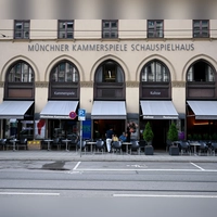 Die Münchner Kammerspiele im Stadtzentrum an der edlen Maximilianstraße - unweit vom Hofbräuhaus - sind zum „Theater des Jahres“ gekürt worden. (Foto: Sven Hoppe/dpa)