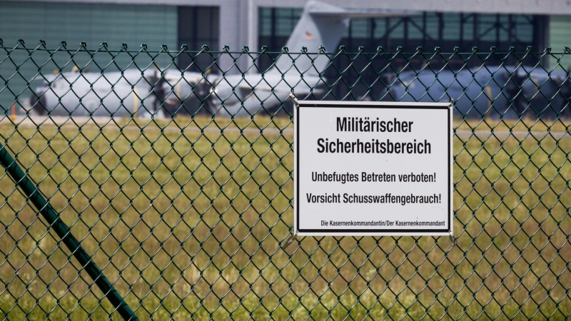 Transportflugzeuge vom Typ Airbus A400M stehen auf dem Fliegerhorst Wunstorf. Deutschland bietet Venezuela Unterstützung an. (Foto: Moritz Frankenberg/dpa)
