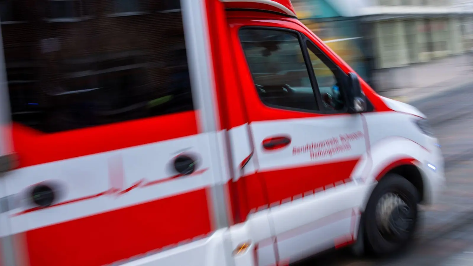 Rettungskräfte bringen die drei Verletzten in eine Klinik. (Symbolbild) (Foto: Jens Büttner/dpa)