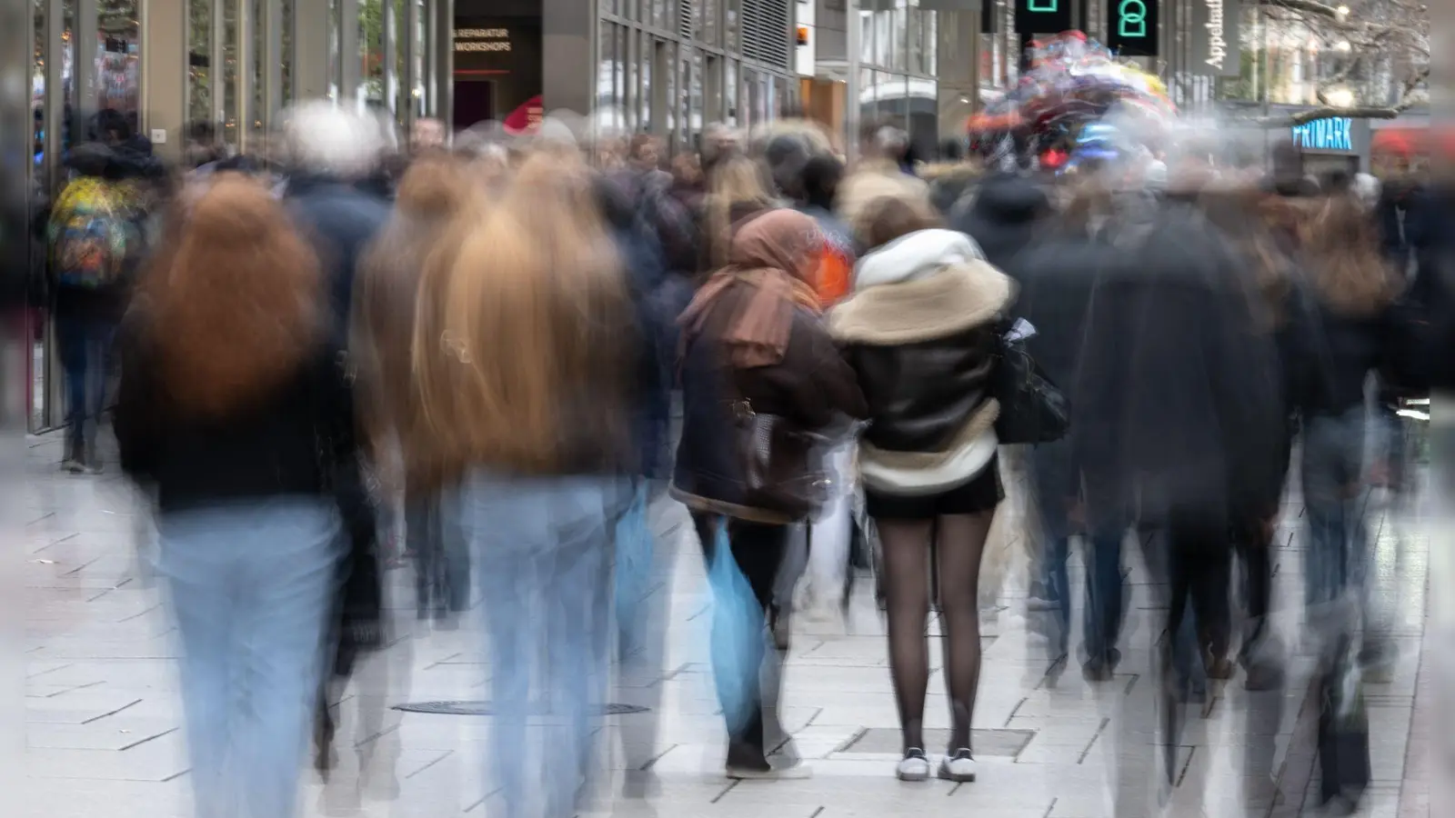 Aus dem Elternhaus zieht der Durchschnittsmensch mit fast 24 Jahren aus. (Symbolbild) (Foto: Boris Roessler/dpa)