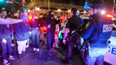 Demonstranten stehen in Los Angeles Polizisten gegenüber. (Foto: Ringo H.W. Chiu/FR170512 AP/dpa)