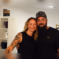 Diana Veeh und ihr Mann Cem sind glücklich über ihren neuen Laden in der Uffenheimer Altstadt. (Foto: Johannes Zimmermann)