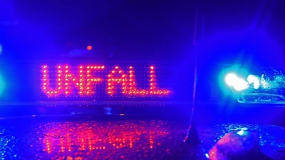 Wegen kaputter Beleuchtung übersah ein Fahrer das Auto auf der Fahrbahn. (Symbolbild) (Foto: Stefan Puchner/dpa)