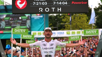 Durfte sich in Roth erneut feiern lassen: der Franzose Sam Laidlow.  (Foto: Daniel Karmann/dpa)