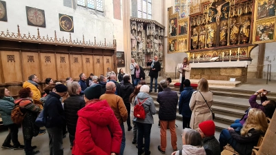 Am Weltgästeführertag stellten Elena Kandert und Dr. Oliver Gußmann den Teilnehmenden unter anderem den 12-Boten-Altar in der St.-Jakobs-Kirche vor. (Foto: Margit Schwandt)