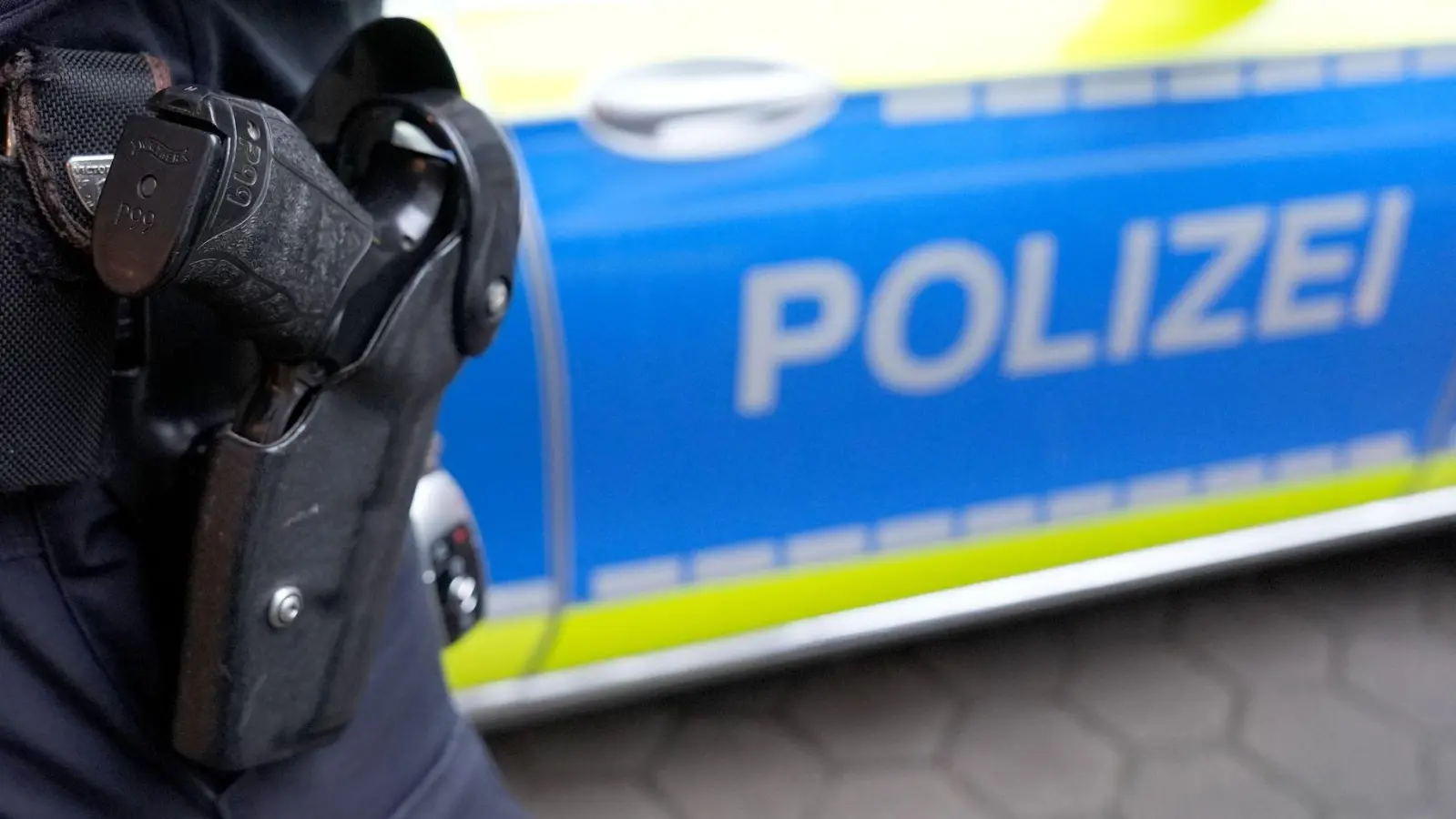 Mit der Dienstwaffe in der Hand fordern die Beamten die beiden Jugendlichen auf, sich auf den Boden zu legen. (Symbolbild) (Foto: Marcus Brandt/dpa)