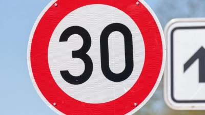 Das Verkehrsschild gibt eine zulässige Höchstgeschwindigkeit von 30 Kilometern pro Stunde an. (Foto: Stefan Sauer/dpa)