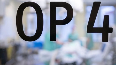 Urteil: Trotz Schmerzen und psychischer Belastung muss die Krankenkasse die Kosten einer OP bei Gynäkomastie nicht übernehmen. (Foto: Florian Schuh/dpa-tmn)