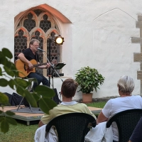 Eddy Danco eröffnet in diesem Jahr den Kultursommer im RothenburgMuseum. Mit im Gespäck hat der Sänger, Musiker und Entertainer sein Programm „From Raglan Road to Streets of London – Irische, schottische und andere Lieder“. (Archivbild: RothenburgMuseum)