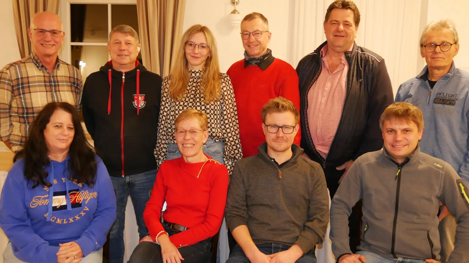 Die Kandidatinnen und Kandidaten der CSU/Offenen Liste in Gerhardshofen. Reinhard Seefried (hintere Reihe, Zweiter von rechts) tritt für das Bürgermeisteramt an. (Foto: Mathias Probst)