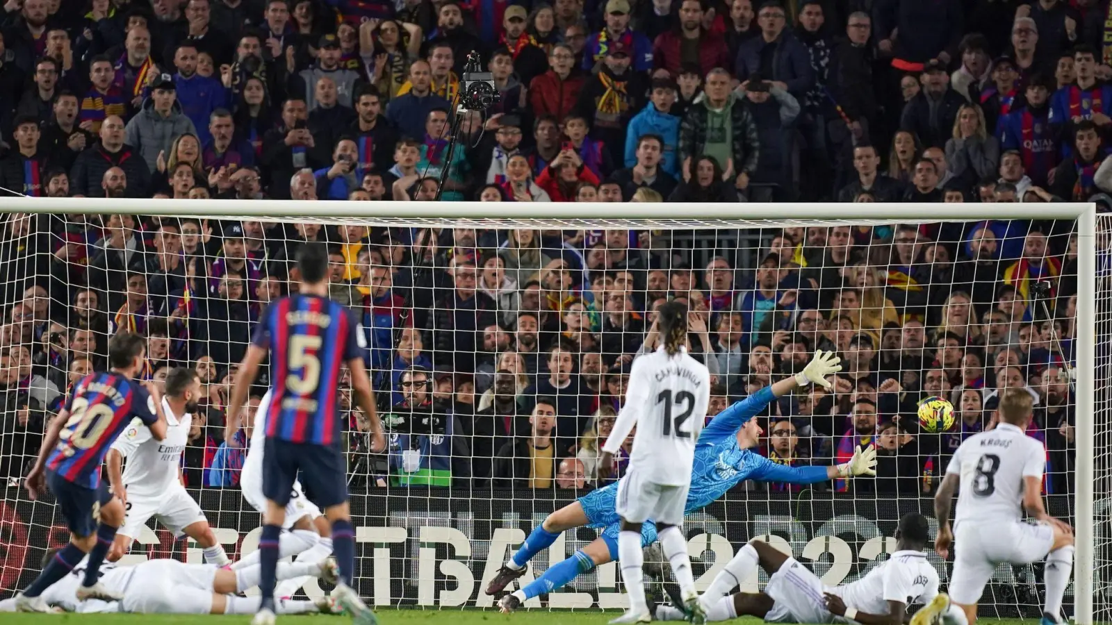 Der FC Barcelona besiegte Real Madrid mit 2:1. (Foto: Joan Mateu/AP)