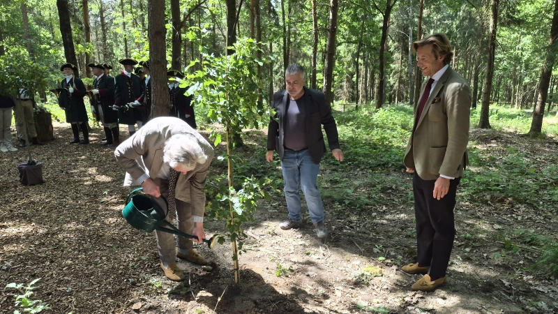 Bei der Eröffnungsfeier wurde eine Elsbeere gepflanzt: Das Foto zeigt Constantin Fürst zu Hohenlohe-Schillingsfürst beim Angießen mit Bürgermeister Markus Dinzl und Carl-Eugen Erbprinz zu Oettingen-Wallerstein (von links). (Foto: Margit Schwandt)