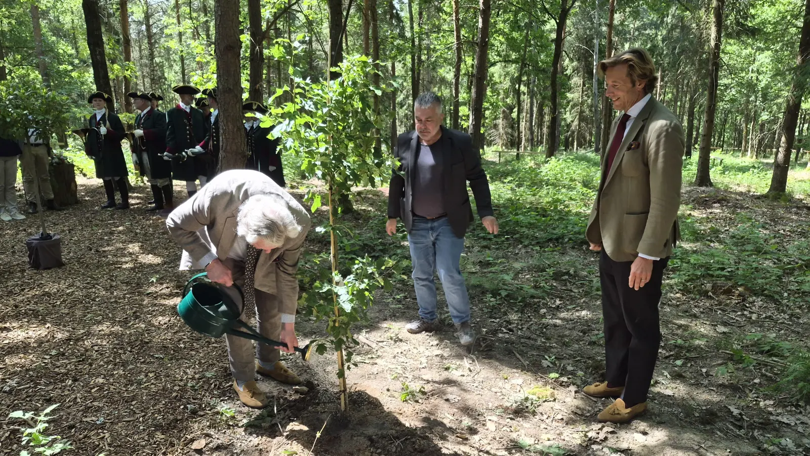 Bei der Eröffnungsfeier wurde eine Elsbeere gepflanzt: Das Foto zeigt Constantin Fürst zu Hohenlohe-Schillingsfürst beim Angießen mit Bürgermeister Markus Dinzl und Carl-Eugen Erbprinz zu Oettingen-Wallerstein (von links). (Foto: Margit Schwandt)