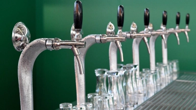 Bier verkauft sich nicht mehr so selbstverständlich wie früher. In der Folge schließen immer mehr Brauereien. (Illustration) (Foto: Carsten Rehder/dpa)