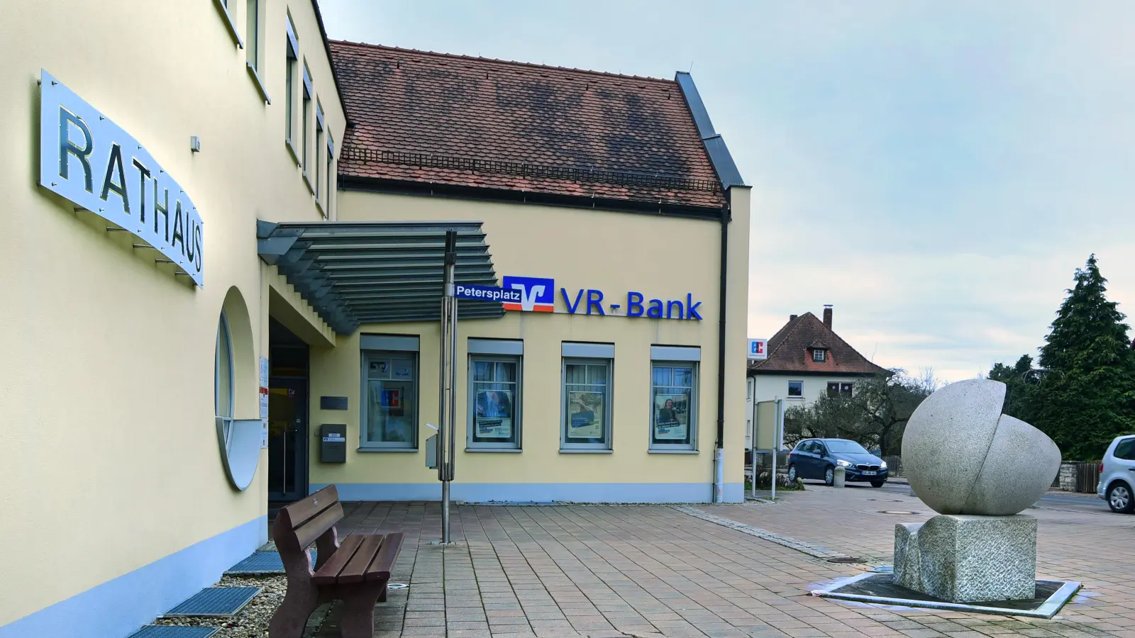 Über ein Fenster verschafften sich die Einbrecher Zutritt zu der Filiale der VR-Bank Mittelfranken Mitte. (Foto: Sarina Schwinn)