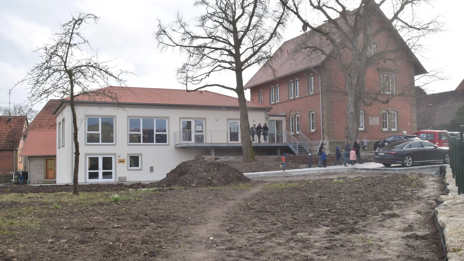 Inzwischen ist das Dorfgemeinschaftshaus in Herrnberchtheim mit Leben gefüllt. Im vergangenen März, als das Foto entstand, waren die Außenanlagen noch nicht fertig. (Archivbild: Gerhard Krämer)