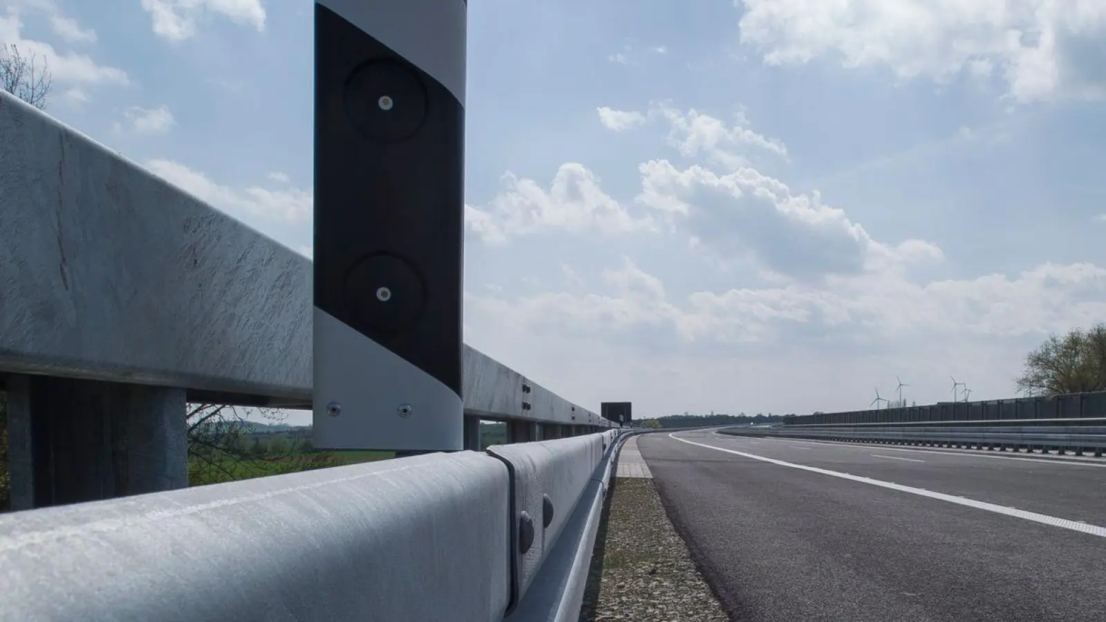 Auf der A7 bei Feuchtwangen ist ein Autofahrer in die Mittelschutzplanke gefahren. Daraufhin entfernte er sich vom Unfallort.  (Symbolbild: Jens Schlueter/dpa-Zentralbild)