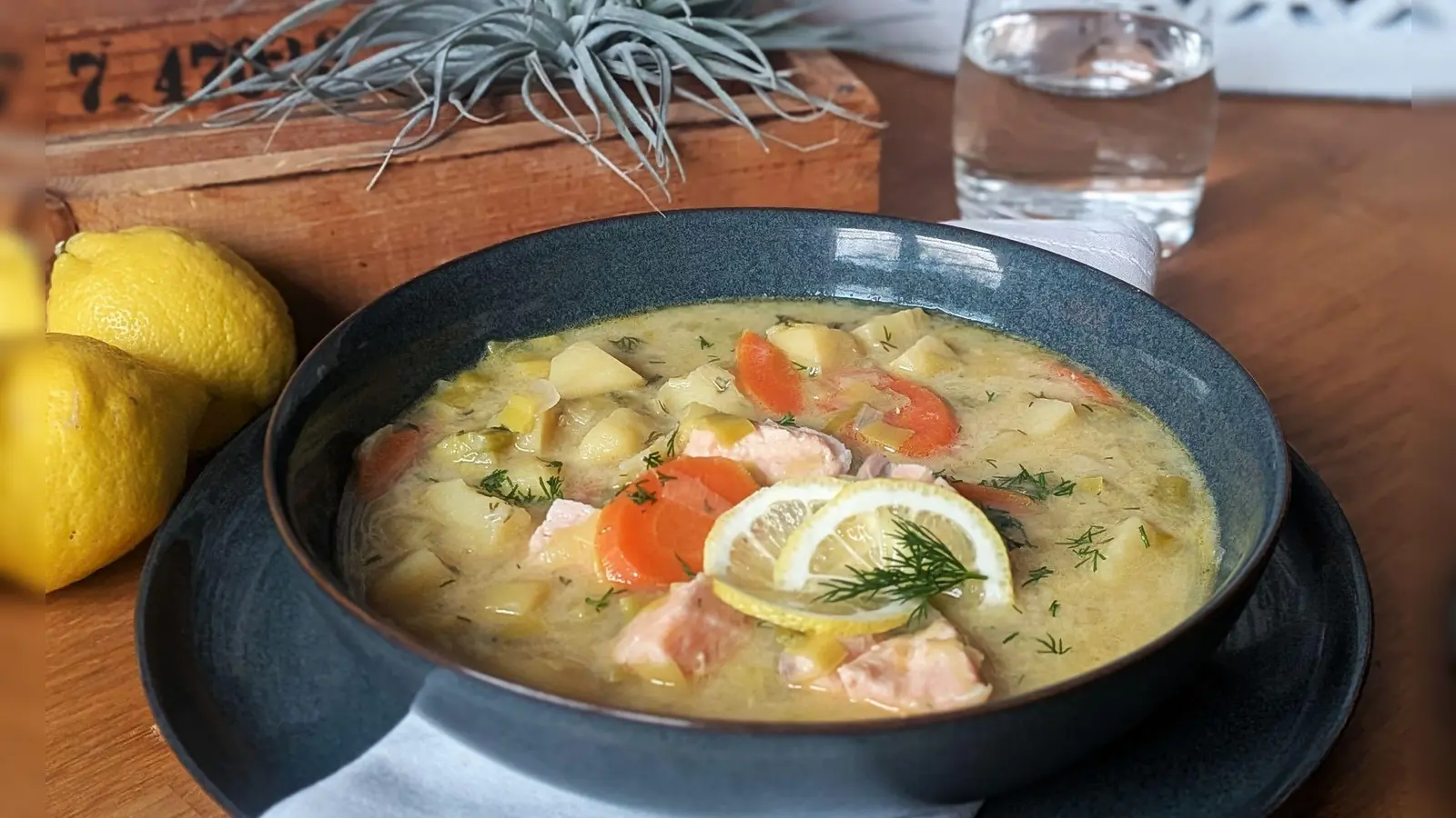 Der Clou in diesem Eintopf sind die mundgerechten Lachsstückchen. Sie kommen bei der Zubereitung erst in den Topf, wenn die Kartoffeln gar sind und müssen nur noch ziehen, bis auch sie gar sind. (Foto: Doreen Hassek/dpa-tmn)