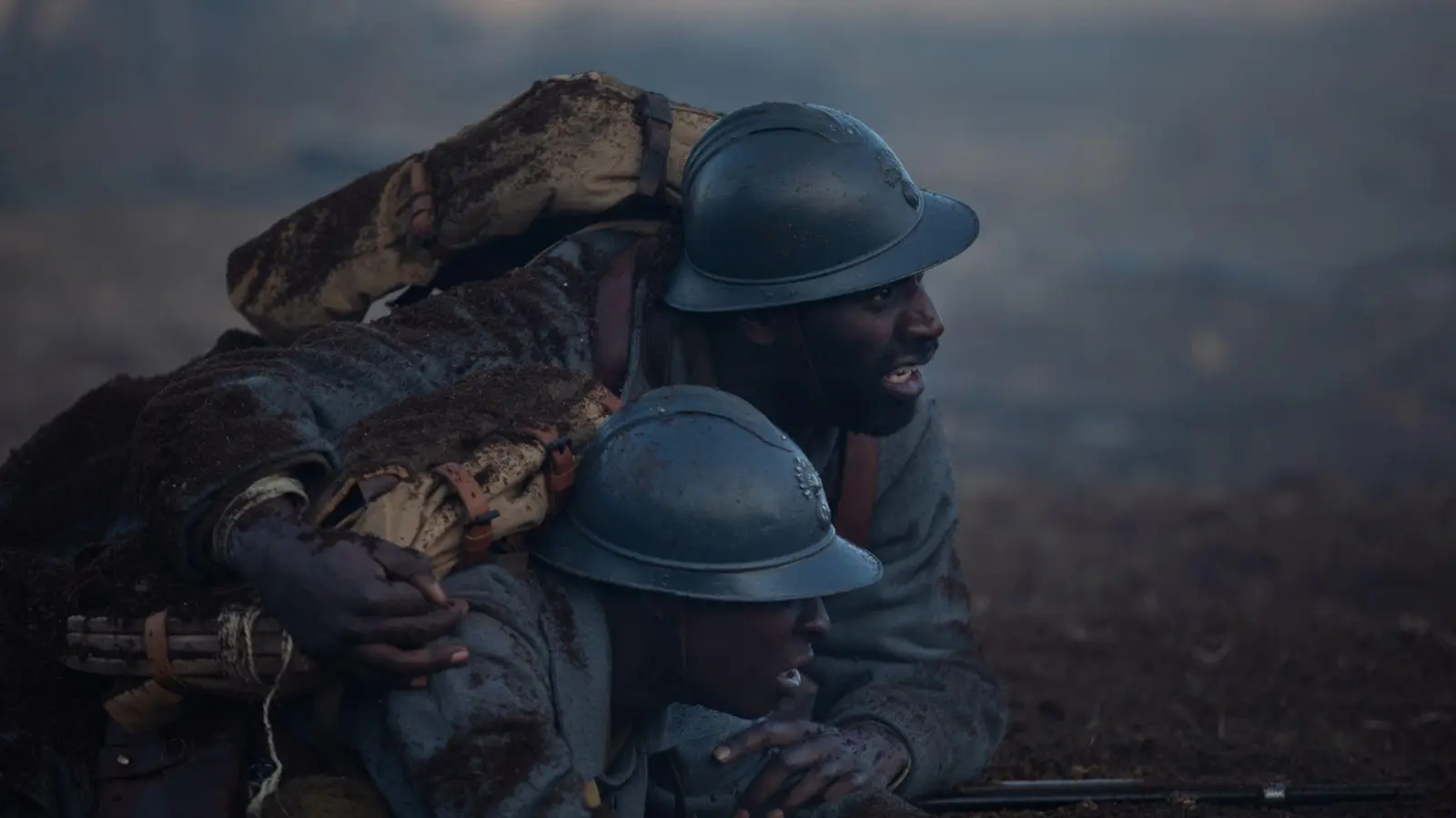 Omar Sy (r) als Bakary und Alassane Diong als sein Sohn Thierno in einer Szene des Films „Mein Sohn, der Soldat“. (Foto: --/Weltkino Filmverleih/dpa)
