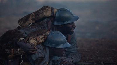 Omar Sy (r) als Bakary und Alassane Diong als sein Sohn Thierno in einer Szene des Films „Mein Sohn, der Soldat“. (Foto: --/Weltkino Filmverleih/dpa)