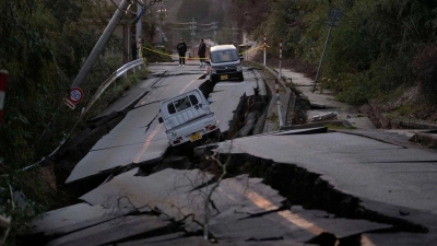 Eine vom Erdbeben zerstörte Straße in Noto Stadt in Japan. (Foto: Hiro Komae/AP/dpa)