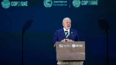 Brasiliens Präsident Luiz Inácio Lula da Silva spricht beim UN-Klimagipfel. Nächste Woche wird er in Berlin sein. (Foto: Rafiq Maqbool/AP/dpa)
