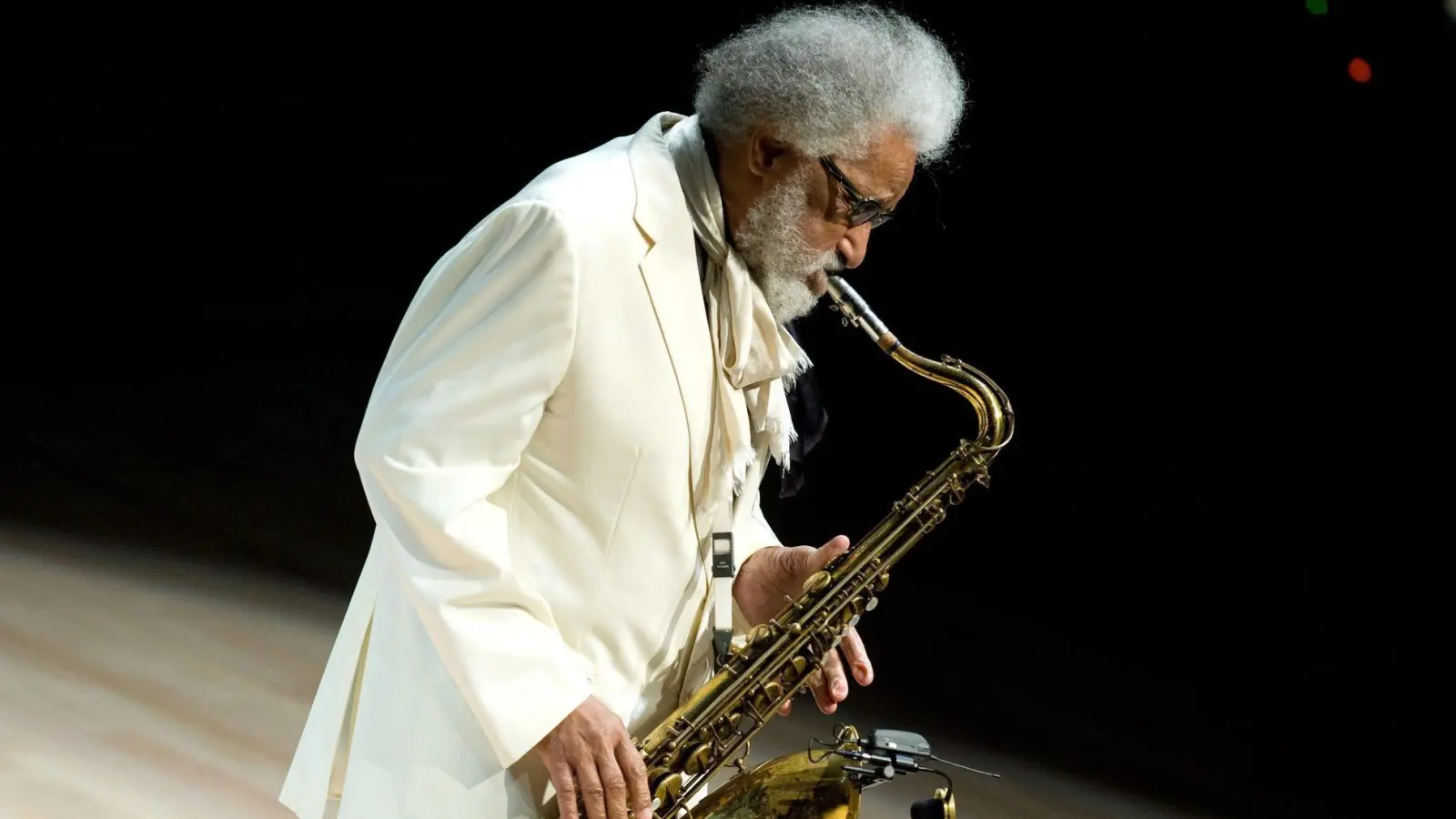 Der Jazz-Saxofonist Sonny Rollins ist im Alter von 95 Jahren gestorben. (Archivbild) (Foto: Peter Kollanyi/MTI/dpa)