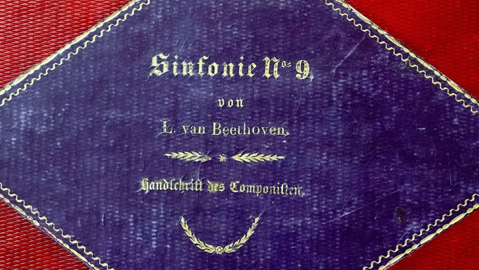 Die gebundene Handschrift der Sinfonie Nr. 9 von Ludwig van Beethoven liegt in der Staatsbibliothek Unter den Linden in Berlin. (Foto: Soeren Stache/dpa)