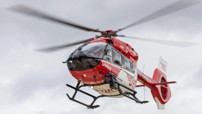 Ein Rettungshubschrauber der DRF-Luftrettung startet am Hubschrauber-Standort der DRF-Luftrettung am Uniklinikum Regensburg zu einem Einsatz. (Foto: Daniel Karmann/dpa)