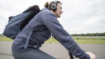 Auch leise Musik kann ablenken - deshalb sollten Radfahrer besser keine Kopfhörer tragen. (Foto: Robert Günther/dpa-tmn)