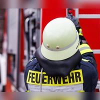 Als die Feuerwehr am Brandort eintrifft, schlagen Flammen aus dem Mehrfamilienhaus. (Symbolbild) (Foto: Philipp von Ditfurth/dpa)