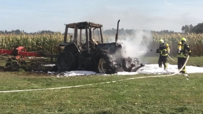 Der Traktor brannte aus. Die Polizei gab die Schadenshöhe mit 35.000 Euro an. (Foto: Susen Zeschau-Wagner)