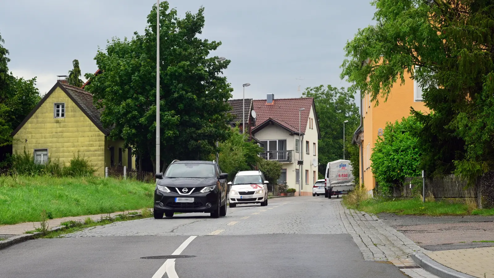 Die Ortsdurchfahrt in Kammerforst, von Ansbach kommend. Im vorderen Bereich weist die Fahrbahn noch das alte Pflaster auf. (Foto: Jim Albright)