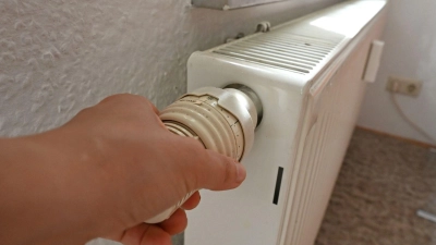 Wie können Mehrfamilienhäuser kostengünstig und umweltfreundlich beheizt werden? Der Energiedienstleister Techem sieht bei einer bestimmten Technik viele Vorteile. (Symbolbild) (Foto: Elisa Schu/dpa)