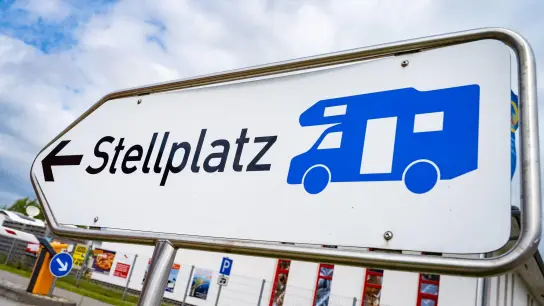 Ein Hinweisschild für Wohnmobile steht mit dem Schriftzug „Stellplatz“ an einem Wohnmobilcampingplatz in Stralsund. (Foto: Stefan Sauer/dpa)