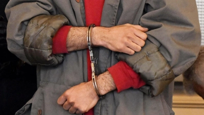 Einer der Angeklagten im Schwurgerichtssaal. (Foto: Uli Deck/dpa)
