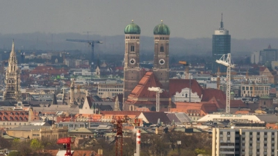 Das Zentrum der Münchner Innenstadt mit den markanten Türmen der Frauenkirche, die lange als Maßstab für neu geplante Hochhäuser galten. (Archivfoto) (Foto: Peter Kneffel/dpa)