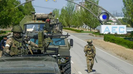 Ein russischer Militärkonvoi ist auf der Straße zum Kernkraftwerk Saporischschja, in einem Gebiet unter russischer Militärkontrolle im Südosten der Ukraine zu sehen. (Foto: Uncredited/AP/dpa)