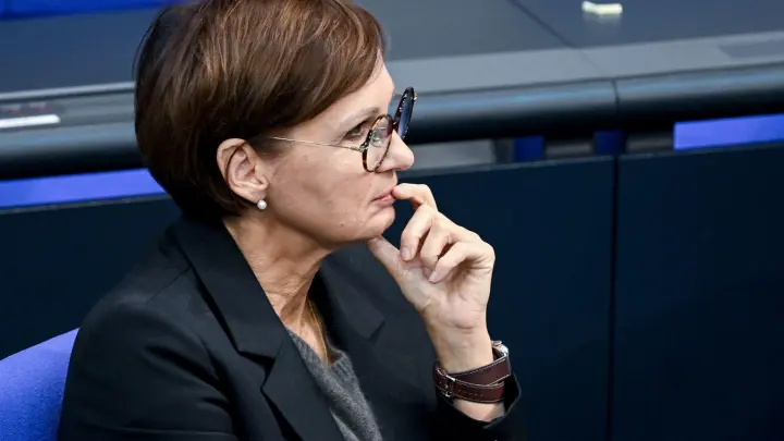Bildungsministerin Bettina Stark-Watzinger (FDP) verfolgt eine Sitzung im Bundestag. (Foto: Britta Pedersen/dpa)