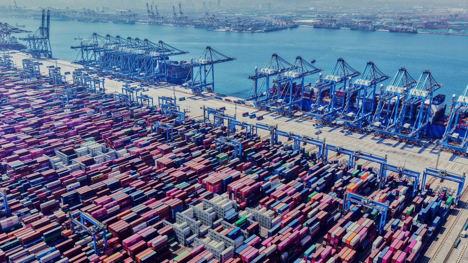 Trotz des Handelskonflikts mit den USA ist Chinas Wirtschaft im zweiten Quartal deutlich gewachsen. Doch viele Probleme bleiben ungelöst. (Archivbild)  (Foto: Uncredited/CHINATOPIX/AP/dpa)