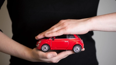 Wechselzeit bei Kfz-Versicherungen: Wer sorgfältig vergleicht, kann Geld sparen. (Foto: Andrea Warnecke/dpa-tmn)