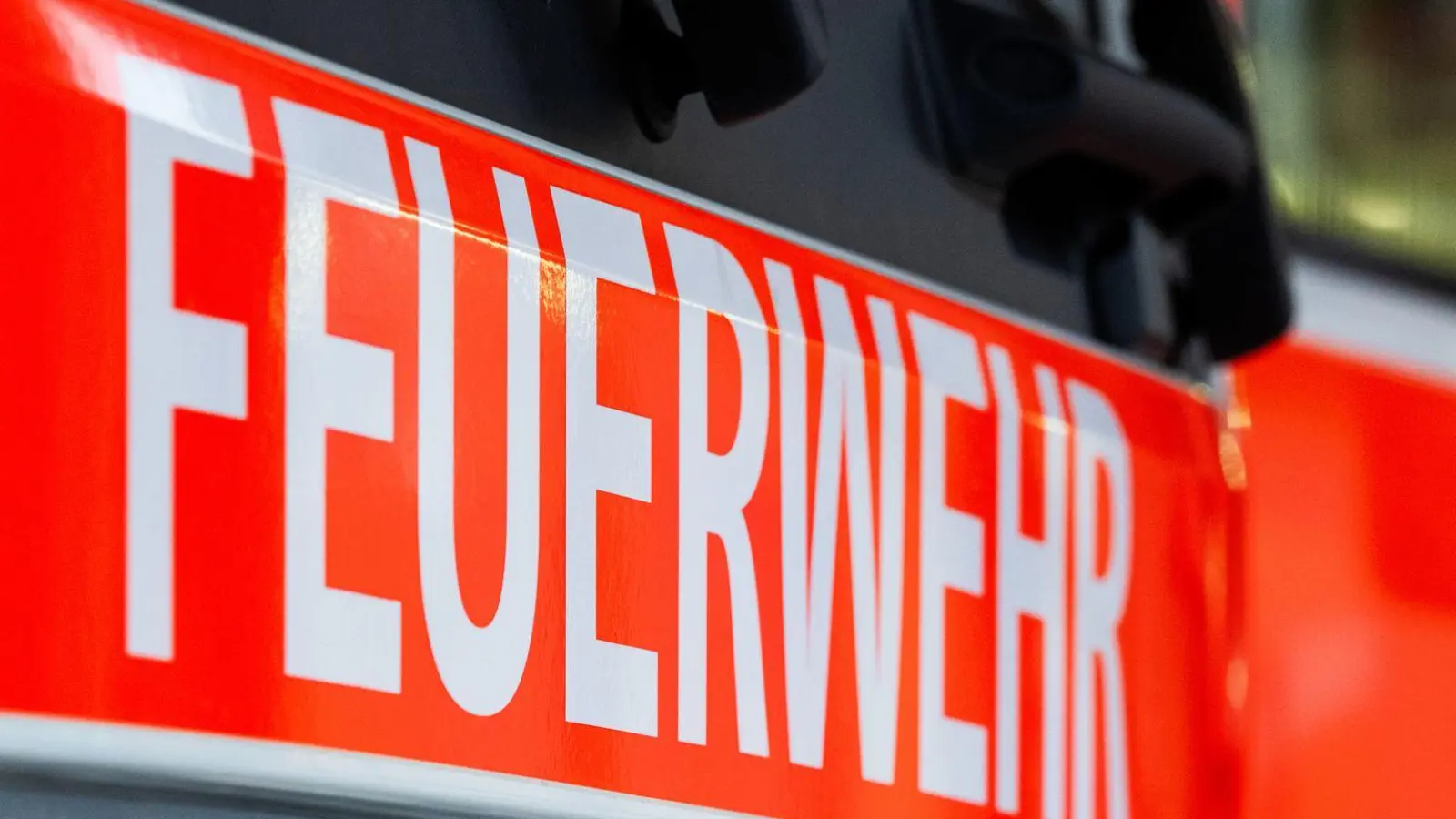 Eine am Bahnsteig eingeklemmte Frau wurde durch Einsatzkräfte der Feuerwehr befreit. (Symbolbild) (Foto: Soeren Stache/dpa)