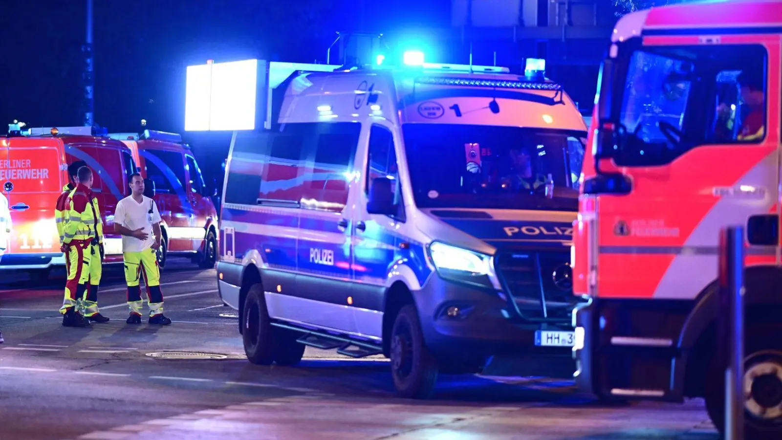 Polizei und Feuerwehr sind nach dem Abbruch des Christopher Street Day (CSD) im Einsatz. (Foto: Fabian Sommer/dpa)
