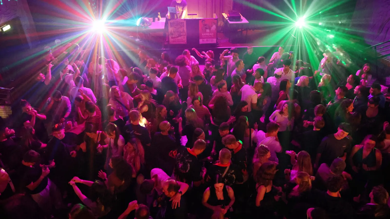 Auch das ist das Altstadtfest: Die After-Show-Partys wie hier in den Kammerspielen locken all jene, die noch nicht genug haben, wenn die Buden in der Altstadt schließen. (Foto: Zeynel Dönmez)