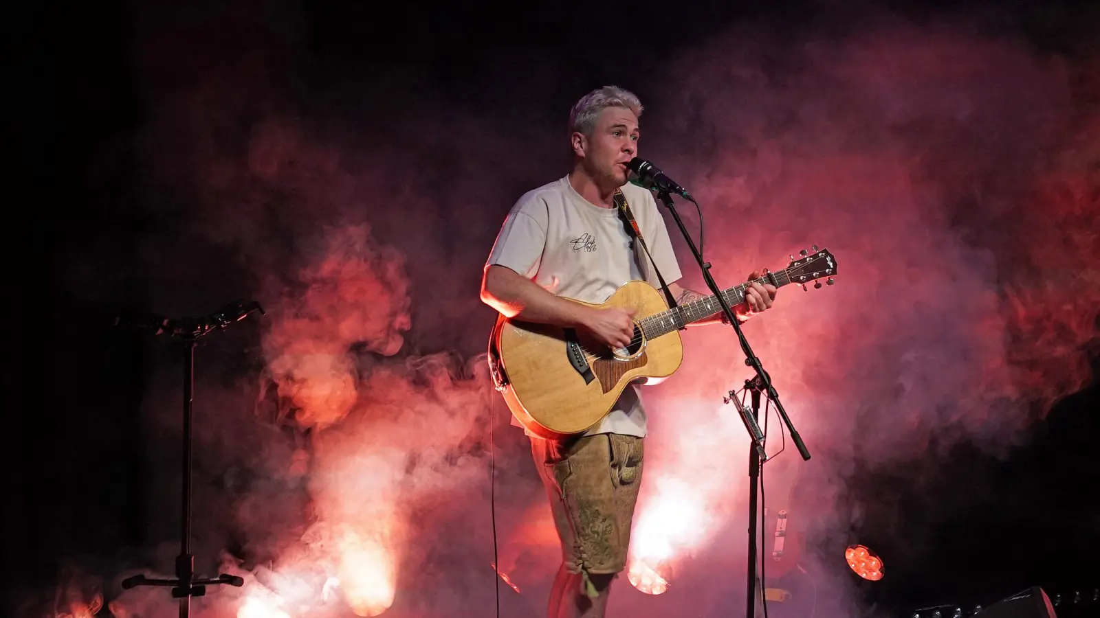 Hat mehr als Ballermann-Attitüde drauf: Oimara, bürgerlich Beni Hafner, machte mit seinem aktuellen Programm „Kimm ma ned auf de Tour“ in Ansbach Station. (Foto: Elke Walter)